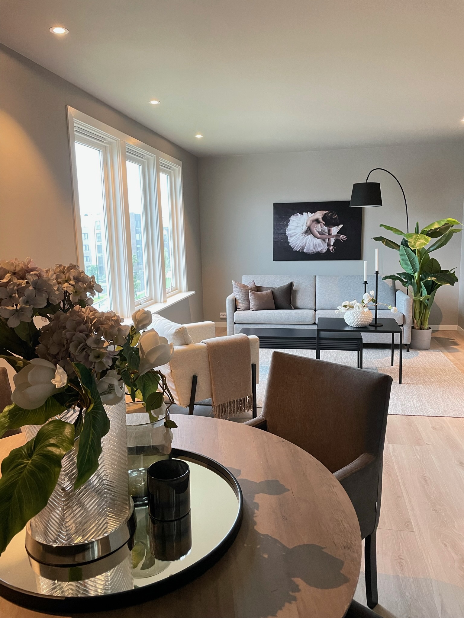 Moderne minimalisme boligstyling med stilrent uttrykk og god romfølelse