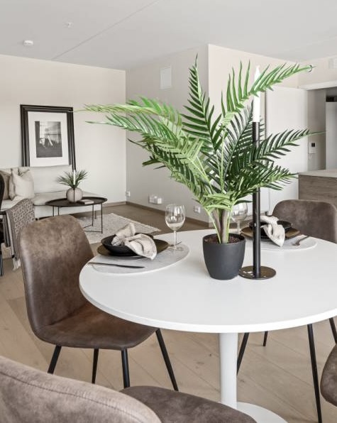 Skandinavisk eleganse boligstyling med lys og balansert interiør